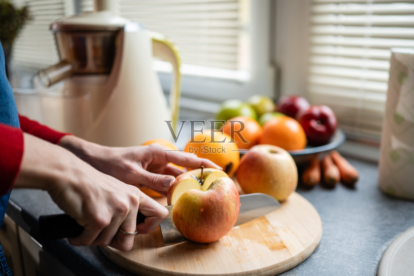 女子在厨房准备新鲜苹果榨汁照片摄影图片
