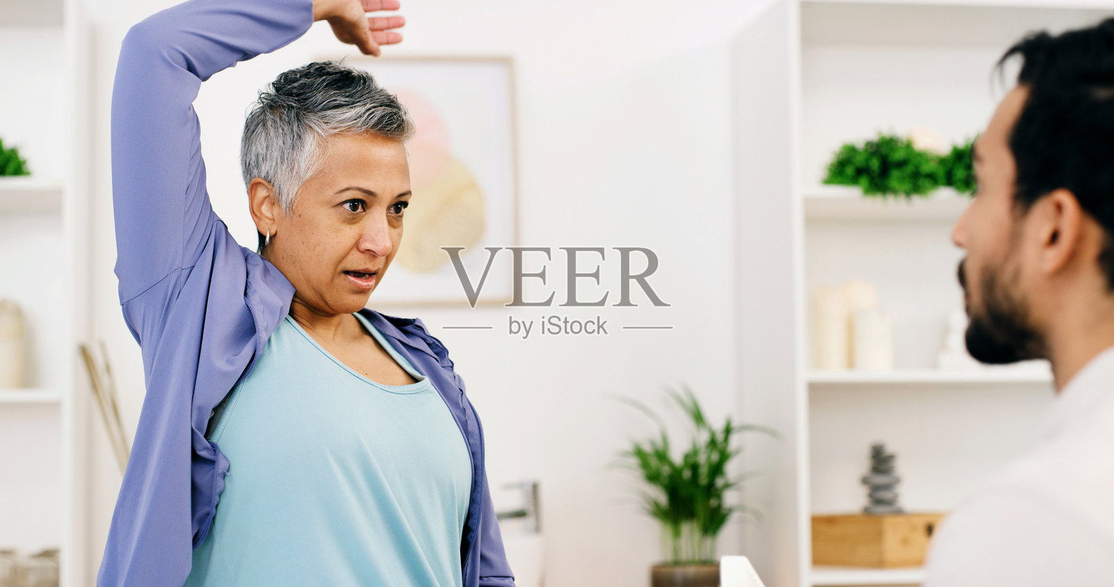 物理治疗,手臂伸展或女性在诊所咨询、辅助或康复中的活动能力检查。医疗保健,成熟的或专科医生在中心进行检查、治疗损伤或肌肉恢复的就诊。照片摄影图片