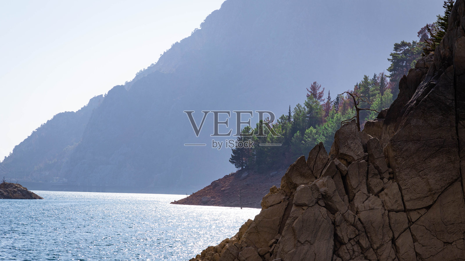 土耳其绿峡谷奥伊玛皮纳尔大坝的石崖照片摄影图片