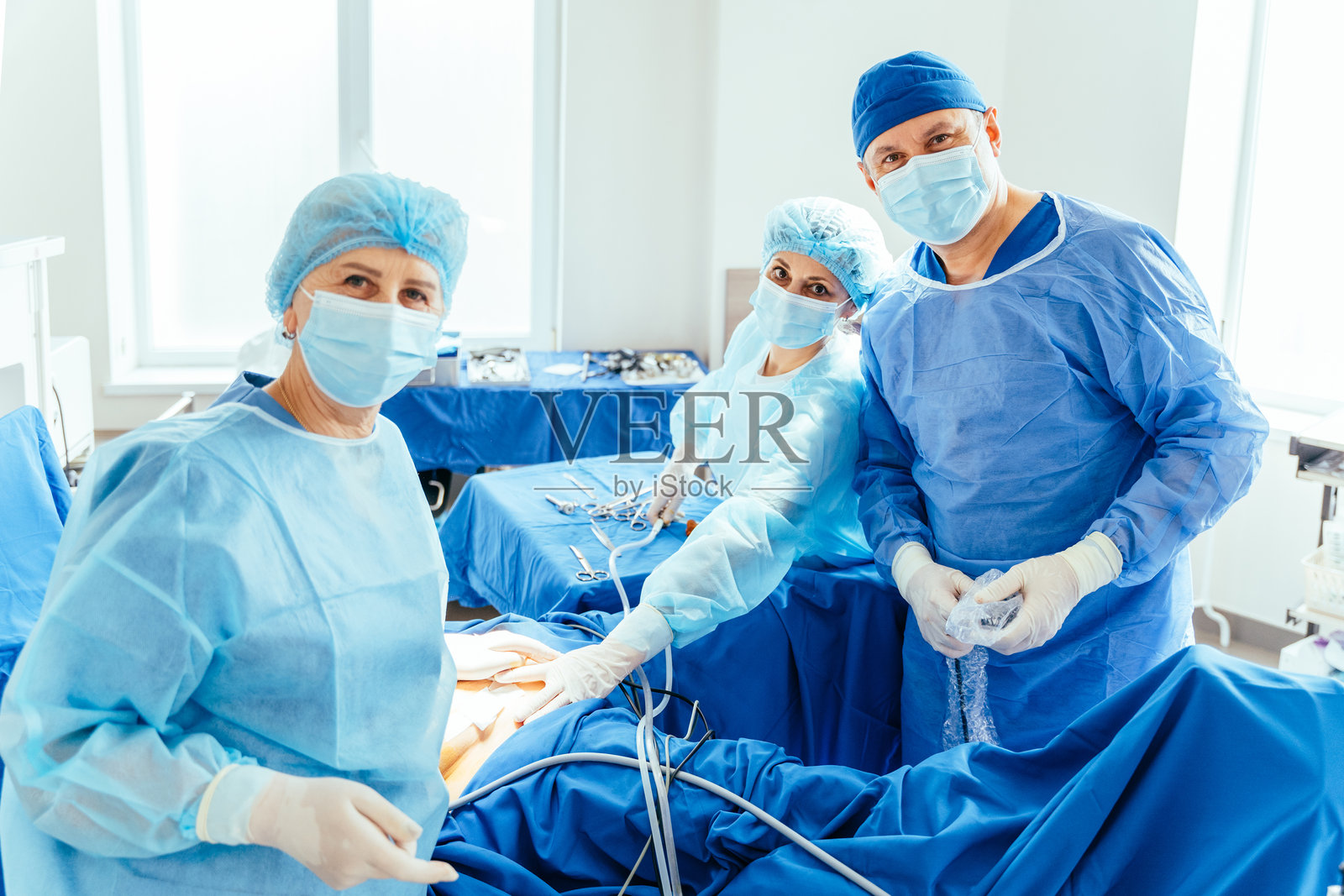 无菌环境,手术铺单,器械,可见设备,团队合作,真实临床场景照片摄影图片