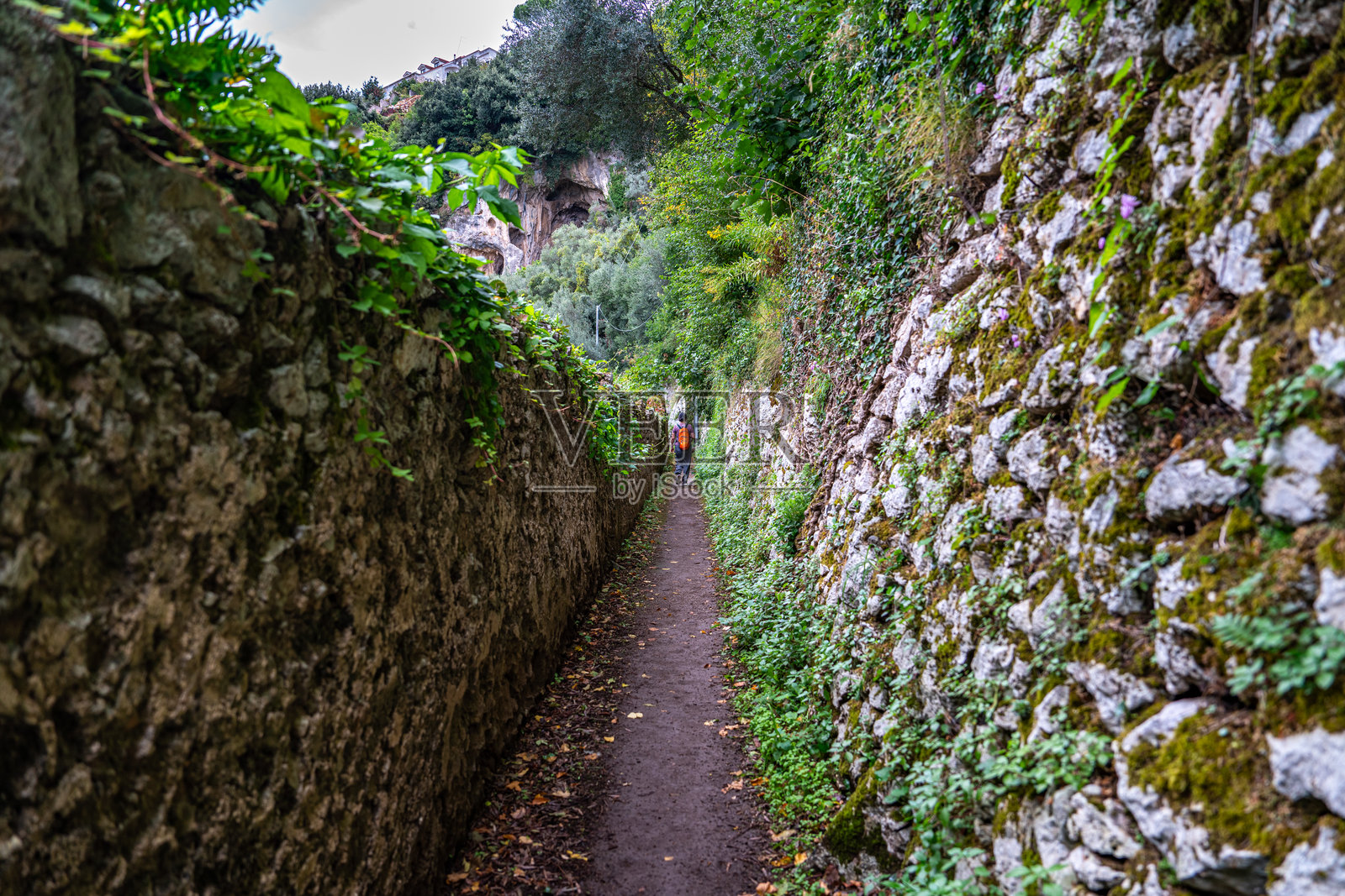 意大利阿特拉尼悬崖海岸线,通往翁布罗内别墅的小径照片摄影图片