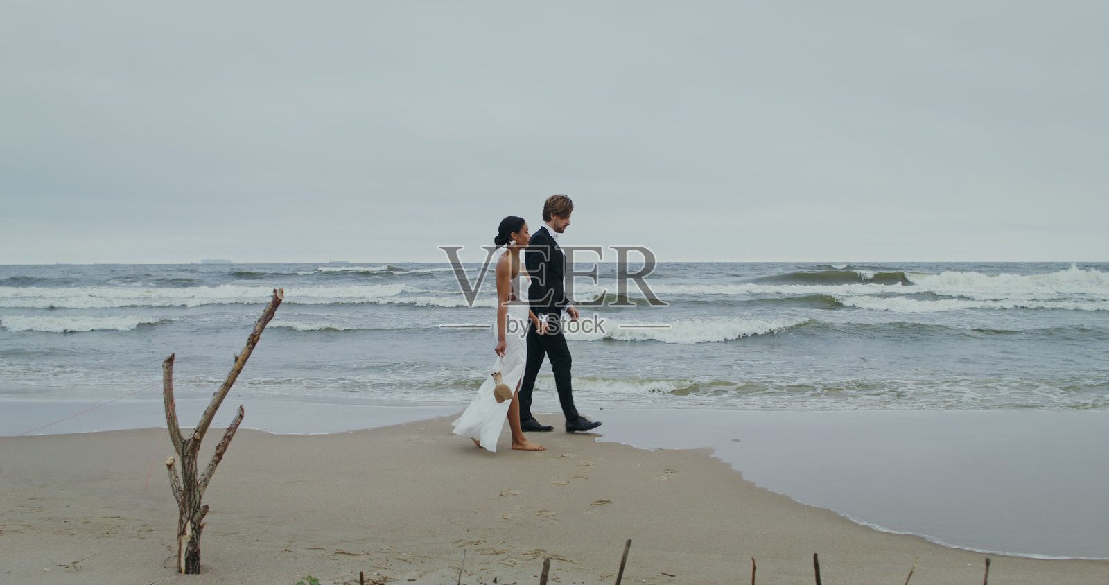 新郎新娘手牵手漫步 - 婚礼照片摄影图片