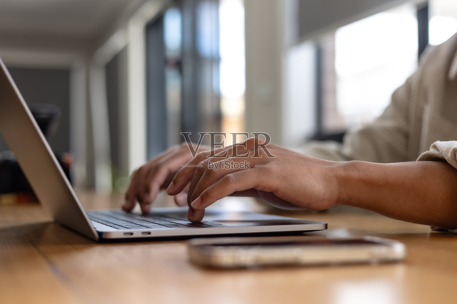 商务人士在办公室使用笔记本电脑工作。一位专业的商业高管经理正在看着电脑思考数字战略,他坐在办公桌前。照片摄影图片