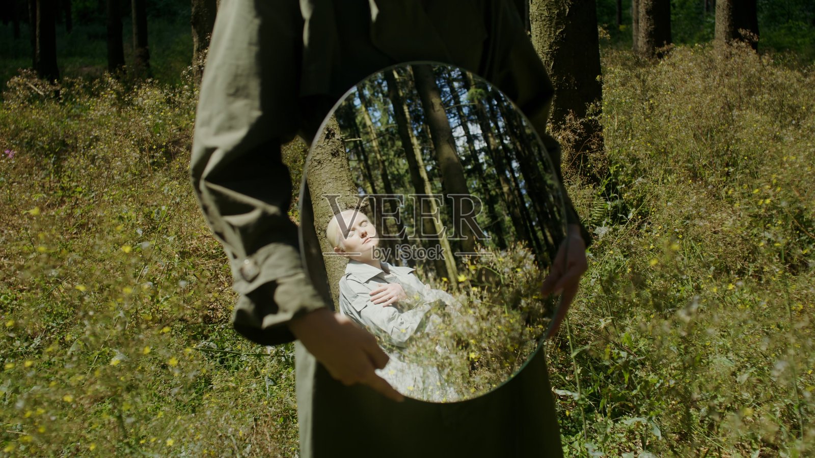 患有白化病的女子在镜子中映照出她的姿势照片摄影图片