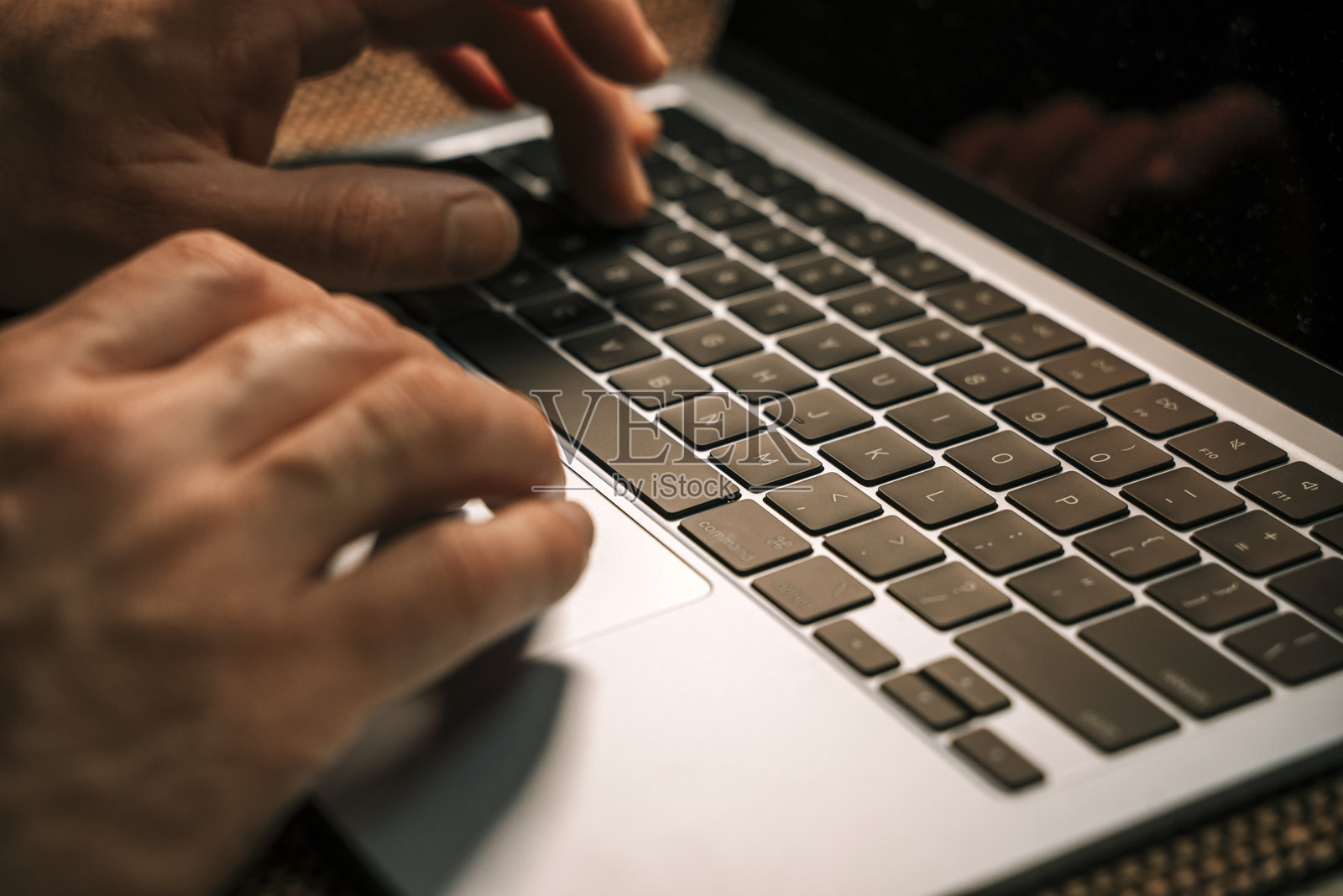 彩色背光的霓虹电脑键盘。电脑视频游戏、黑客、技术、互联网概念。焦点突出。照片摄影图片