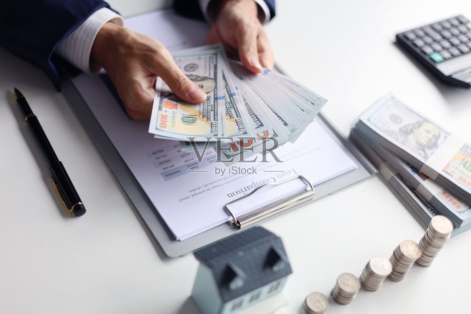 投资房地产,房地产经纪人或投资者正在计算、规划、分析房产投资的财务数据。主题包括储蓄、投资、购房的财务方面。照片摄影图片