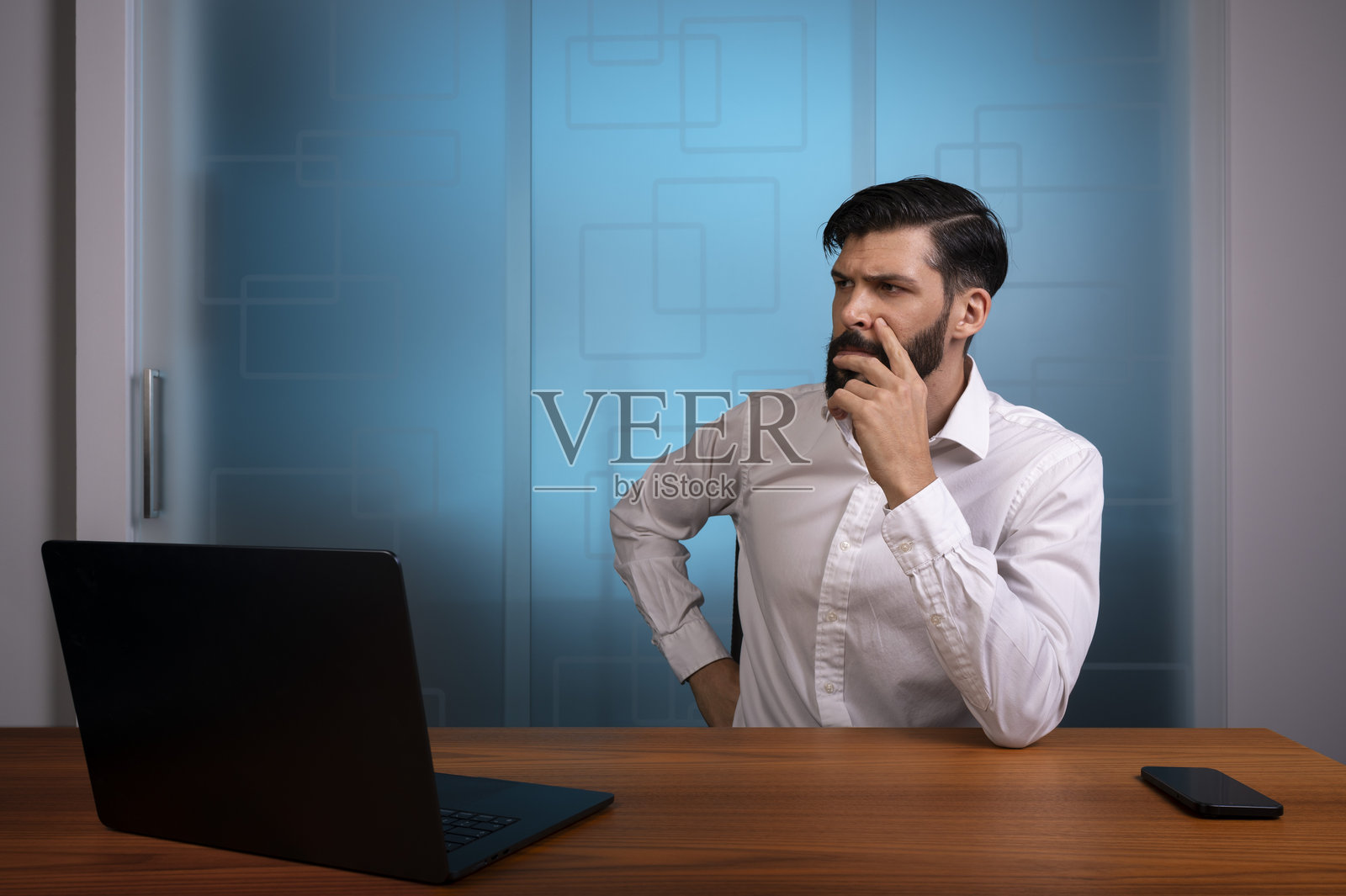 穿着现代办公室服装的男士,代表着商业或公司照片摄影图片