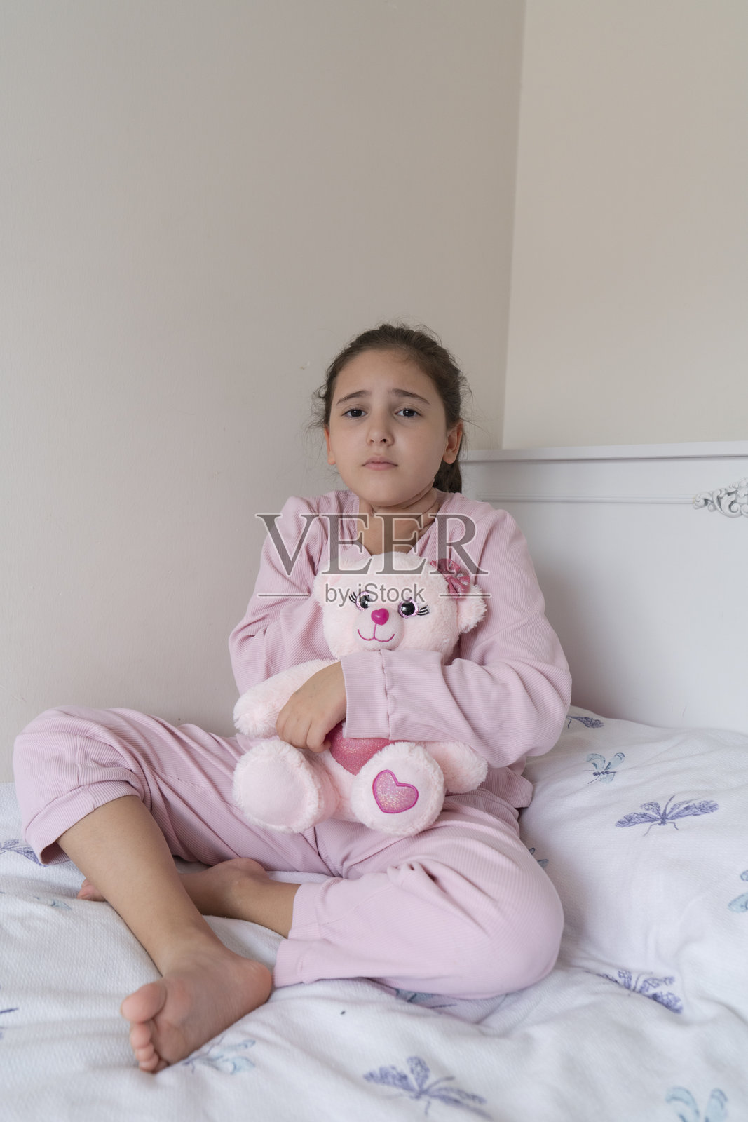 小女孩捂着喉咙,表情痛苦照片摄影图片