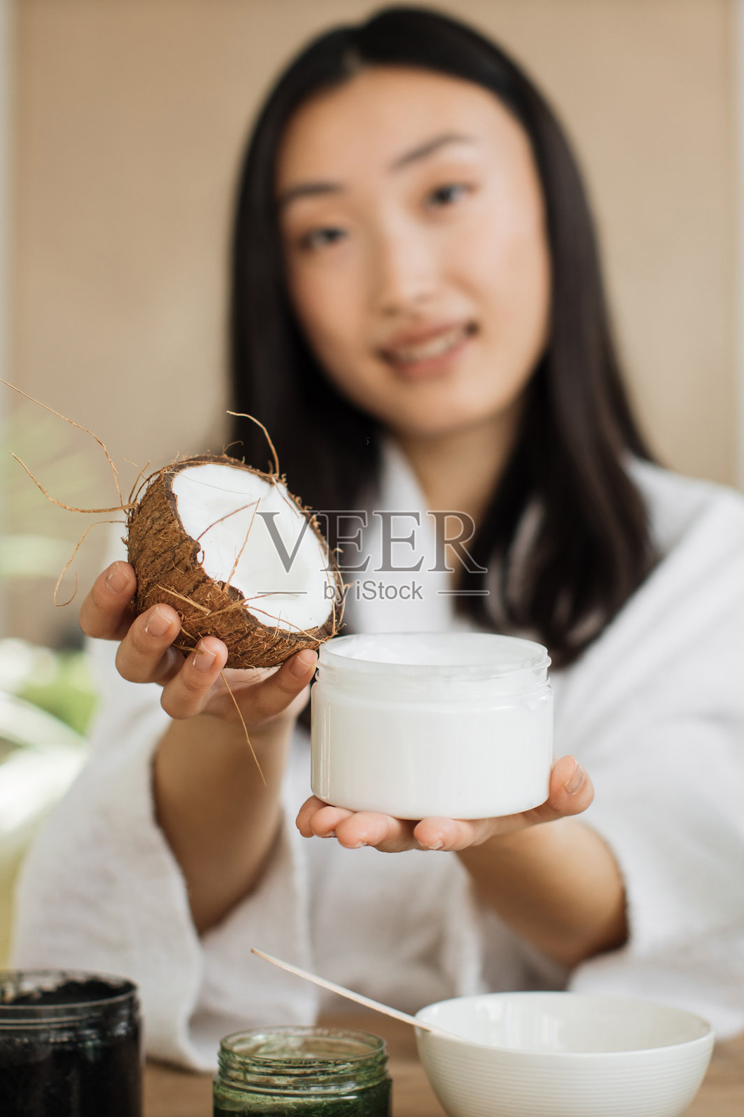 女子手持椰子和奶油照片摄影图片
