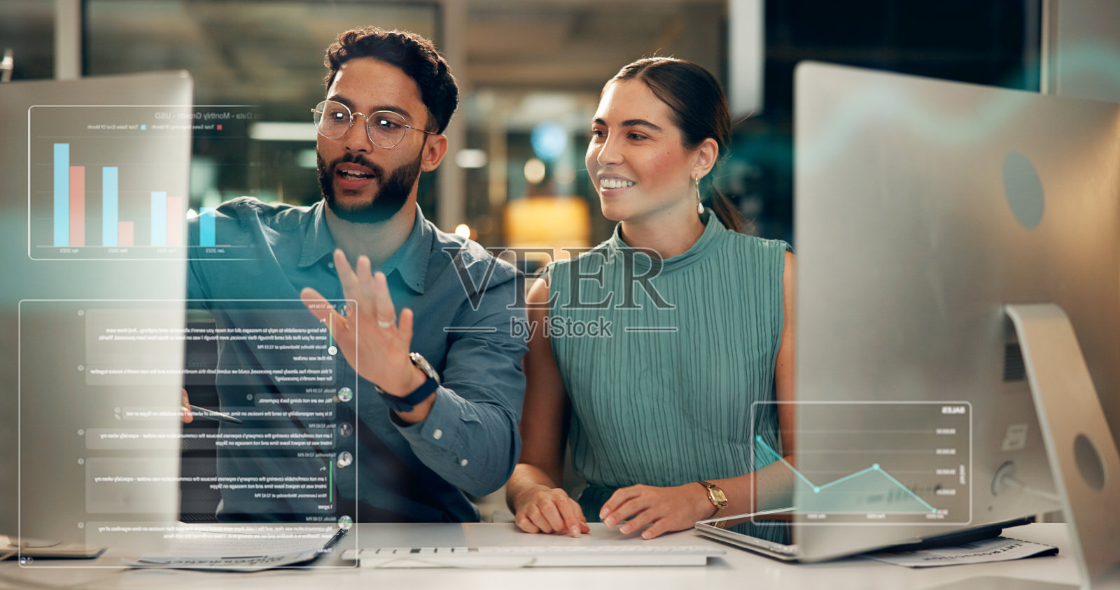 股票交易所,人们使用电脑进行数据分析、晚间市场研究或团队协作。展示投资增长、经纪人进行交易选择,以及夜间图表或图形。照片摄影图片