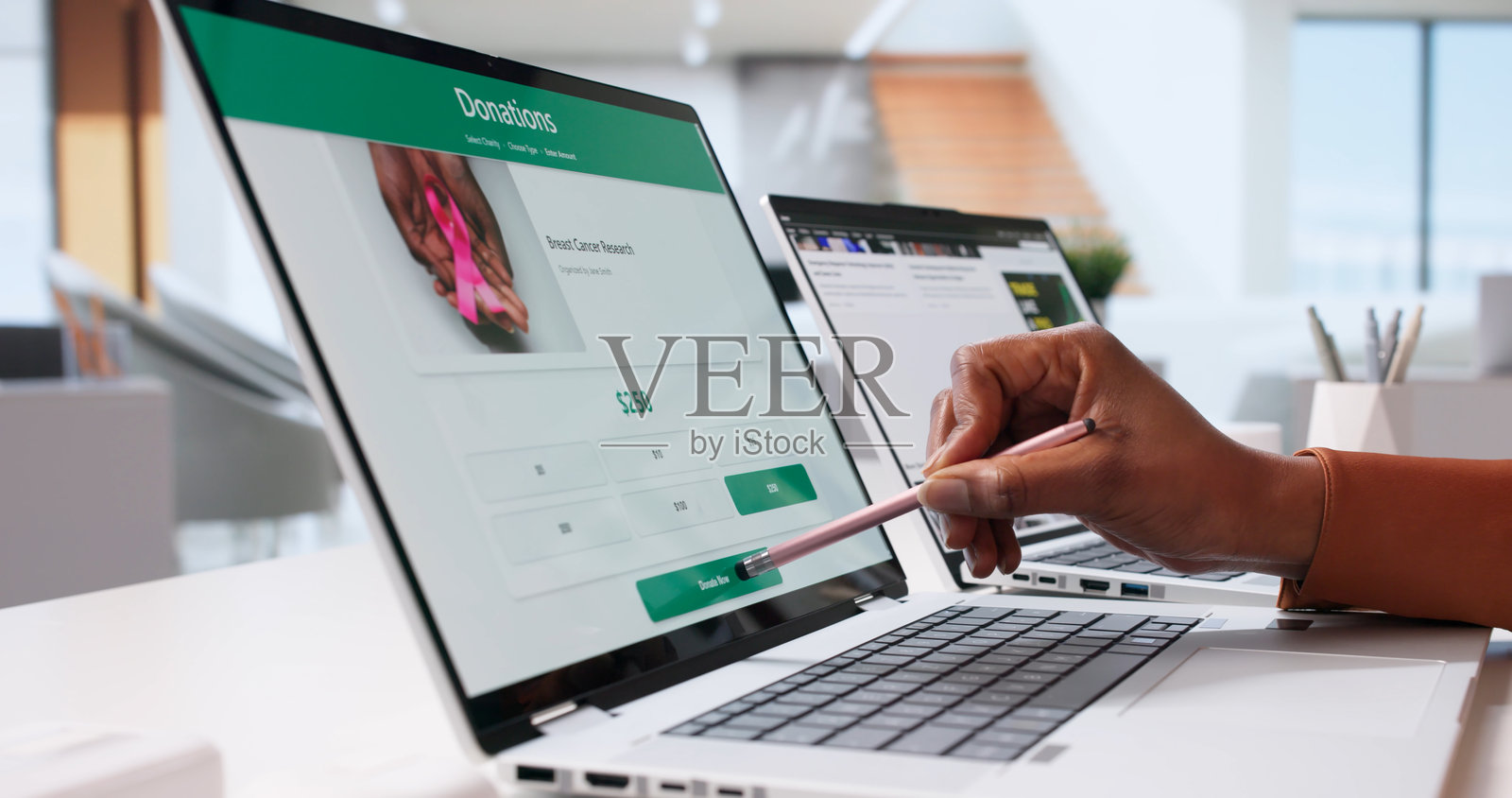 年轻女子使用在线募捐应用程序捐款照片摄影图片