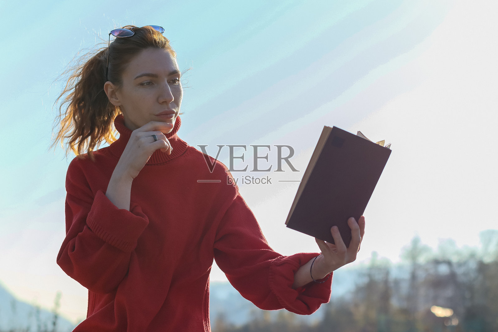 女子在自然环境中沉思阅读照片摄影图片