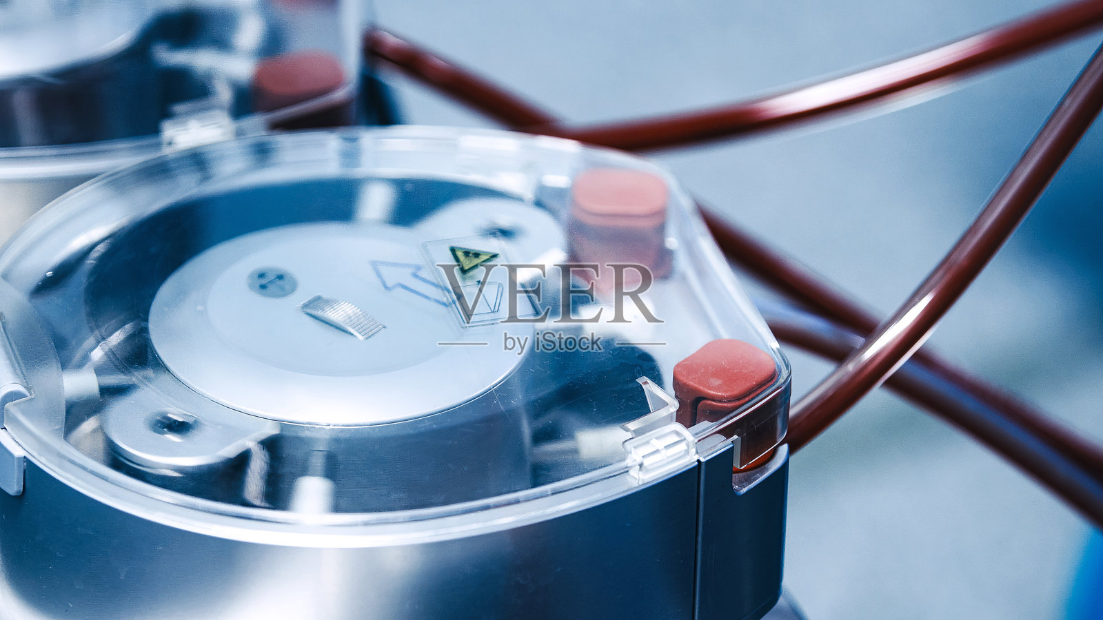 现代手术室中的手术器械照片摄影图片