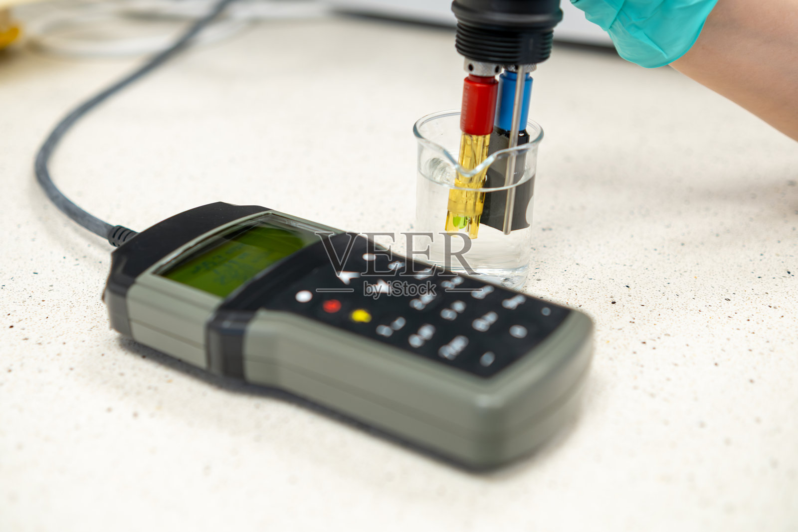 实验室中便携式pH计的校准照片摄影图片