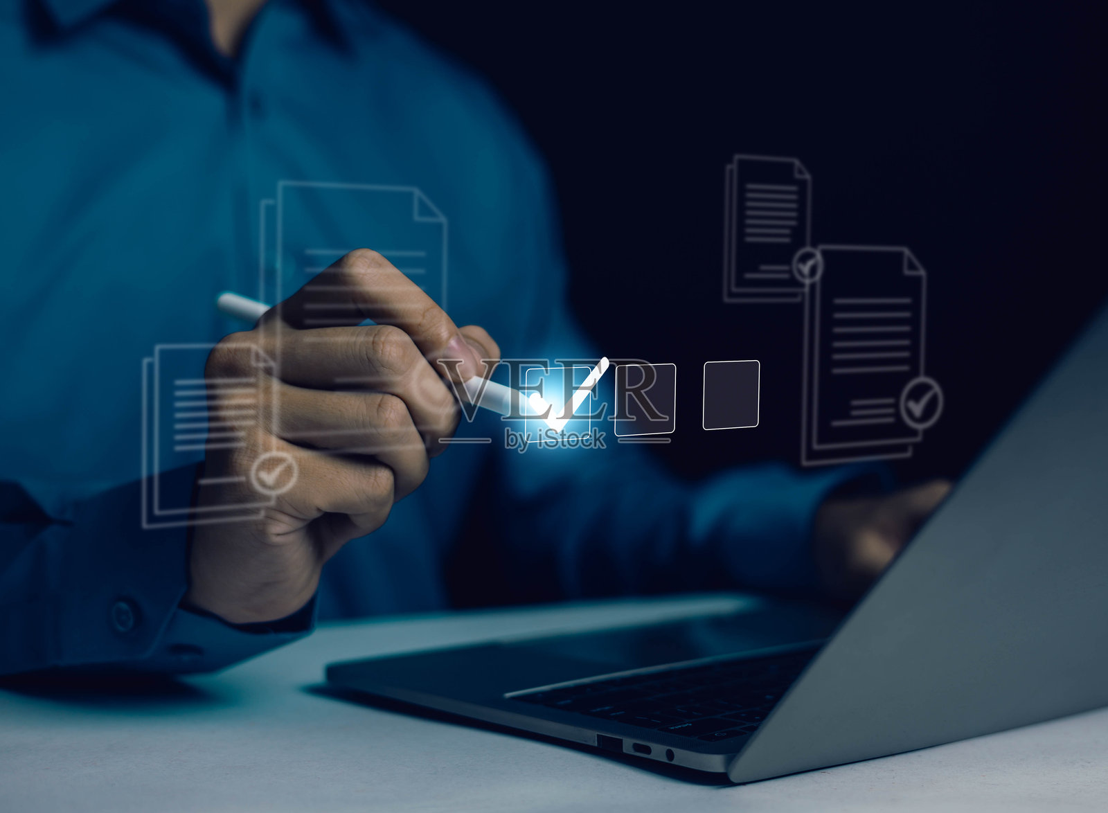 商务人士使用手写笔在笔记本电脑上检查数字清单,体现了文件审批与验证、工作流程管理、任务完成、合规流程及现代商务技术的概念。照片摄影图片