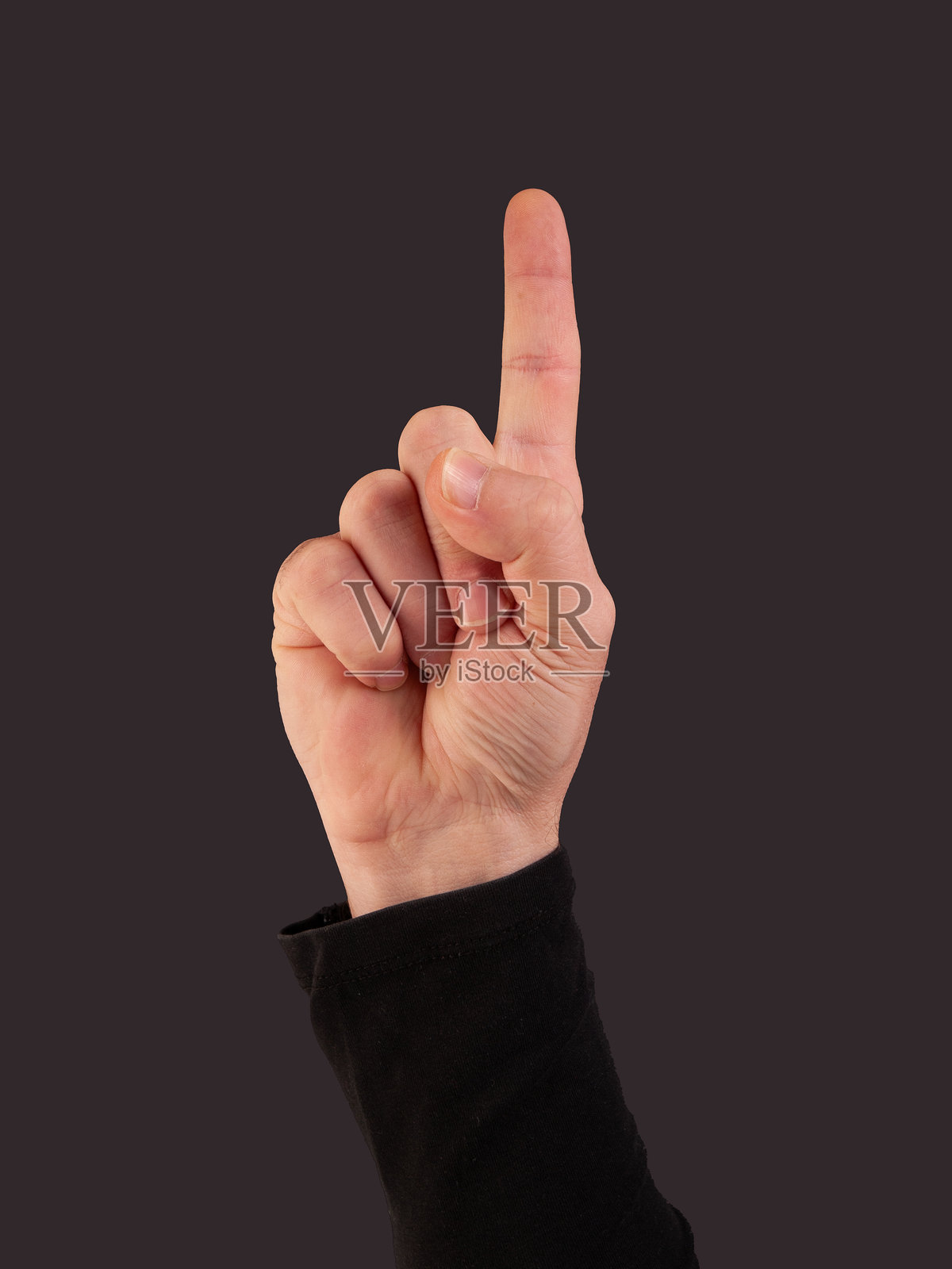一只手在黑色背景上做出向上指的手势照片摄影图片
