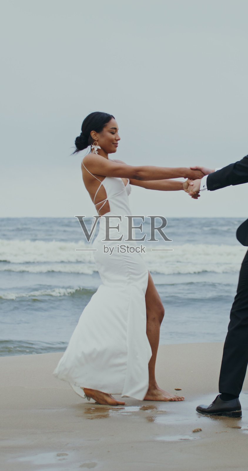 新郎抱着新娘 - 婚礼照片摄影图片