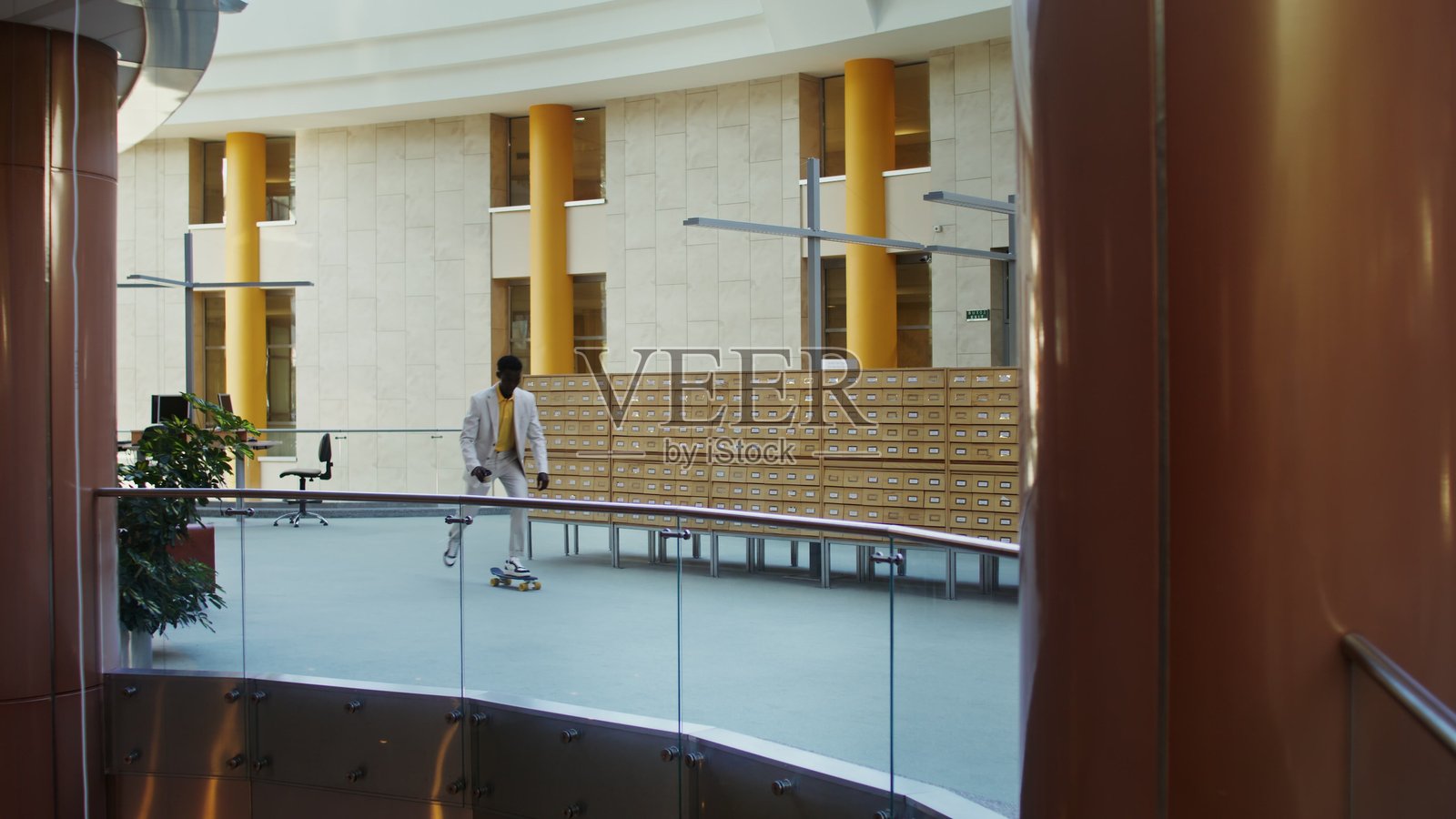 穿着西装的男人在玩滑板照片摄影图片