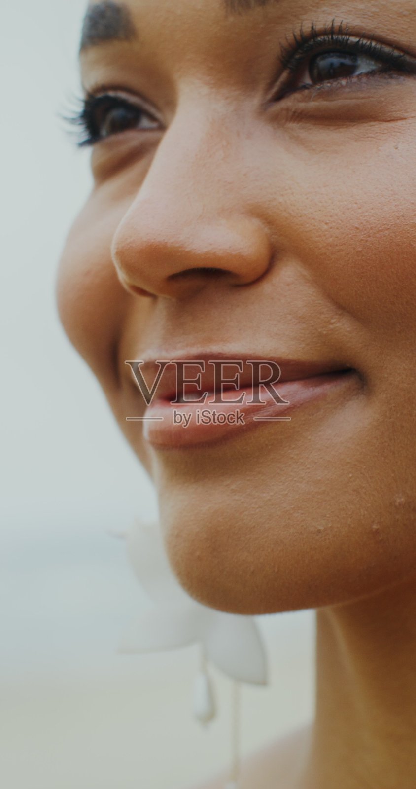 特写一位微笑的新娘面部 - 婚礼。照片摄影图片