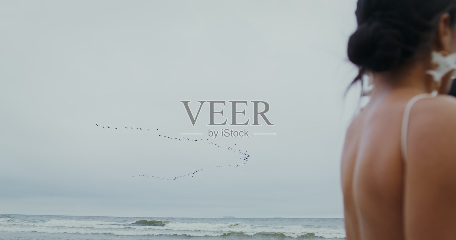 新郎新娘在婚礼上携手同行照片摄影图片