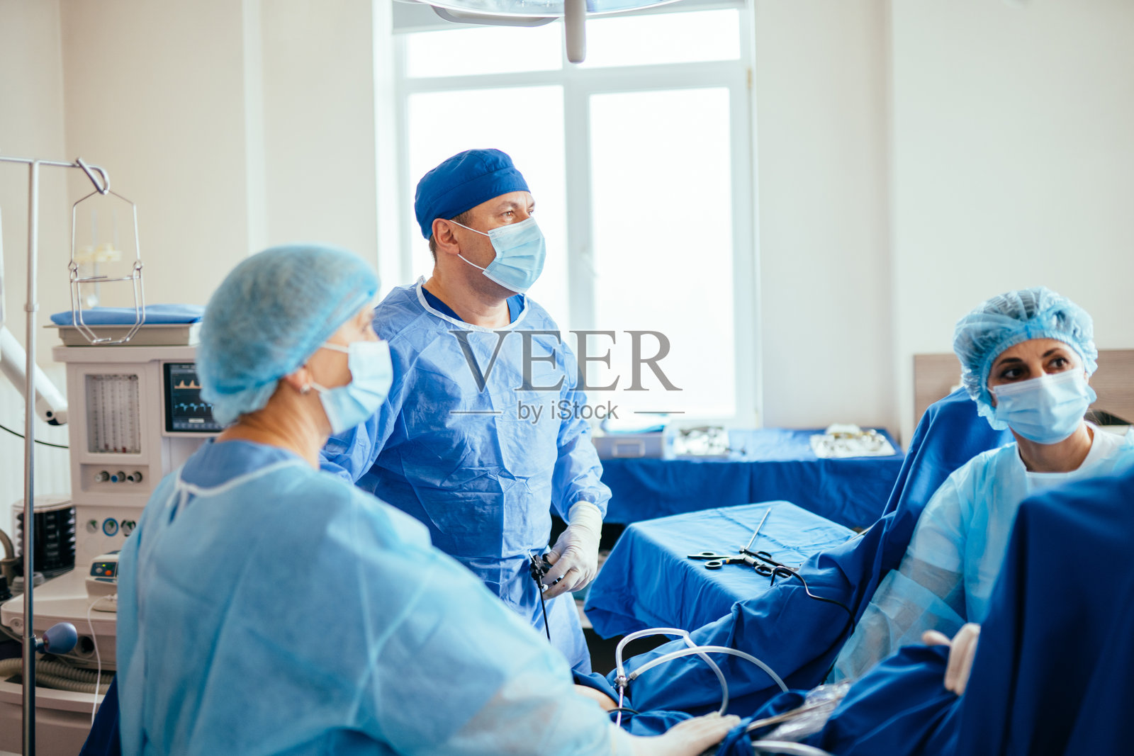 外科医生使用腹腔镜手术器械进行子宫切除手术。妇科。照片摄影图片