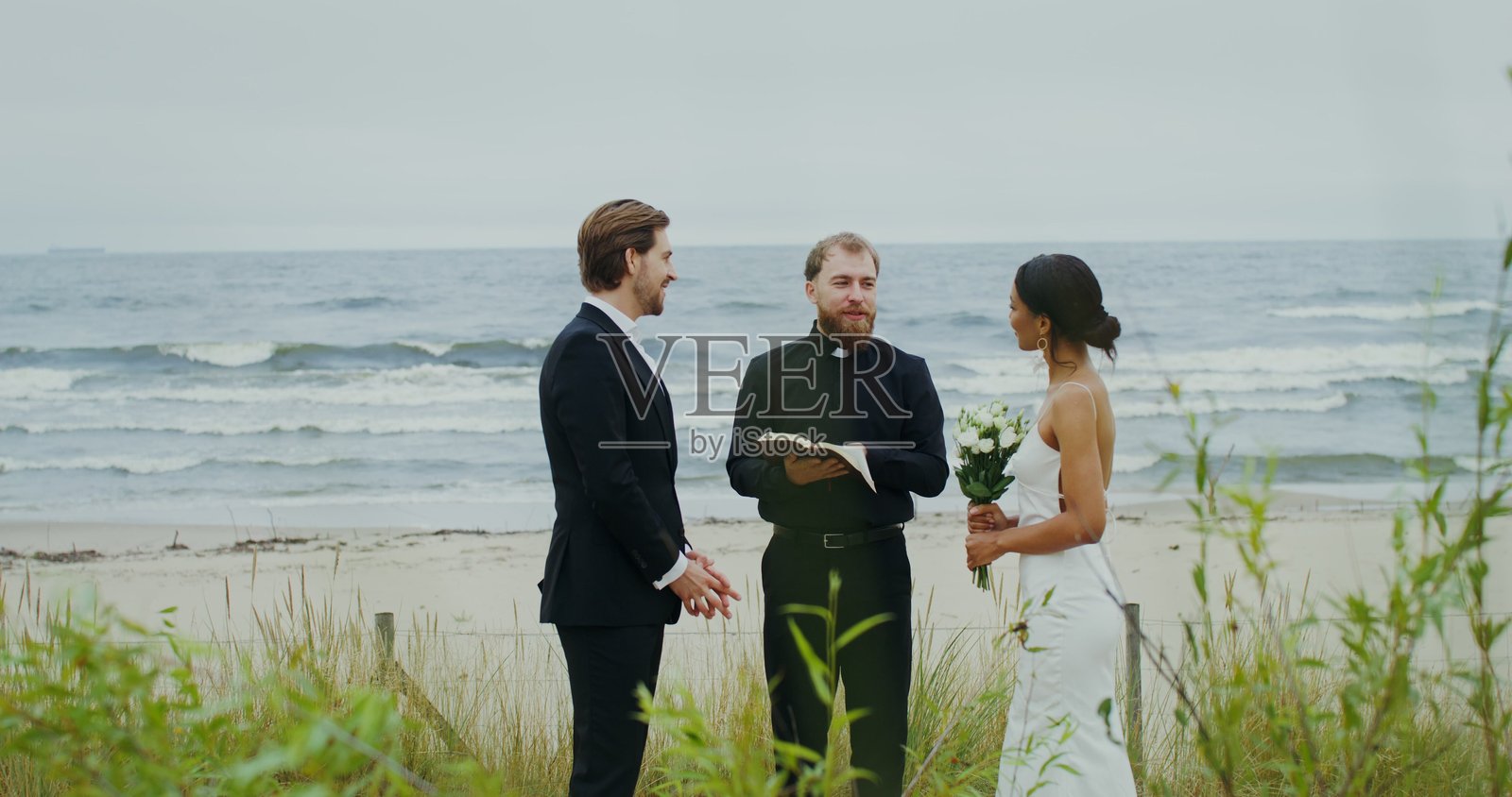 一对年轻夫妇的婚礼照片摄影图片