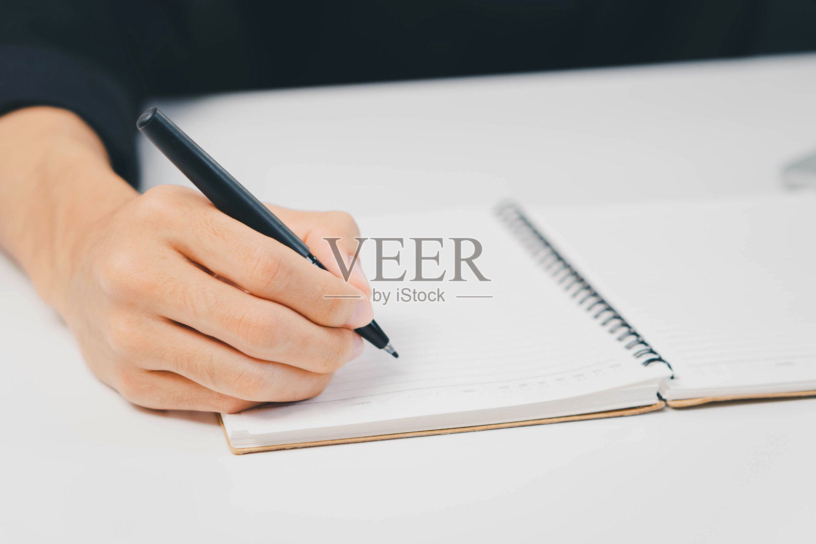 笔记本、写作与手在家中,用于创业、小型企业和研究,配有笔记本电脑。一位女性、科技与日记在家中,用于在线研究、远程工作和会议议程。照片摄影图片