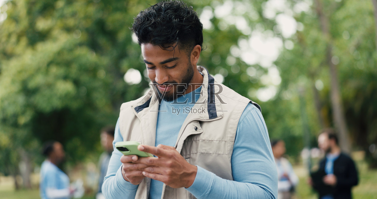 公园里,志愿者男子手持议程和手机,进行慈善、社区外展或食品募捐活动。户外,快乐的人使用应用程序和日程安排进行活动、捐赠或非营利组织沟通。照片摄影图片