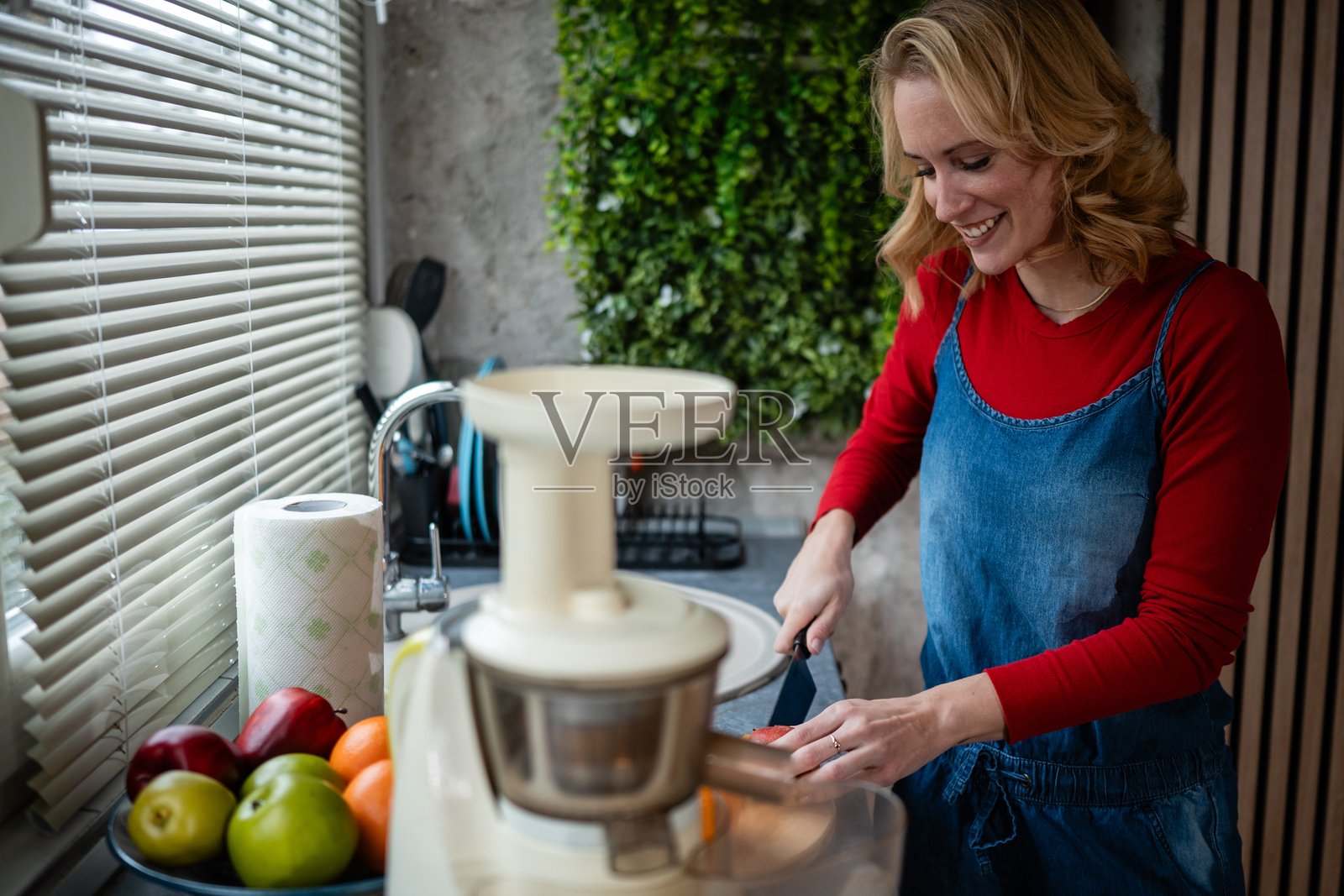 女子在厨房准备健康的果汁照片摄影图片