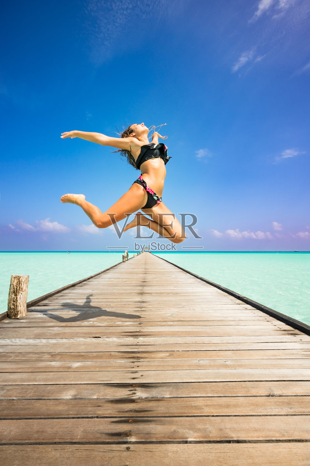 年轻漂亮的女子在马尔代夫享受时光照片摄影图片