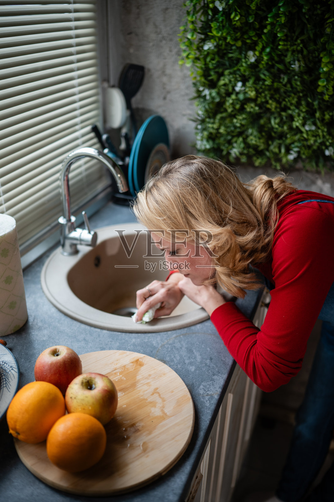 有强迫症的女人在强迫性地清洁厨房水槽照片摄影图片