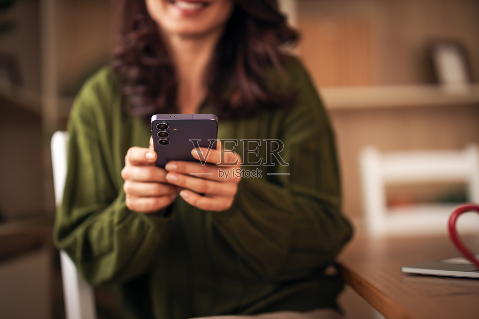 女子在家中手持智能手机发短信并在线连接照片摄影图片