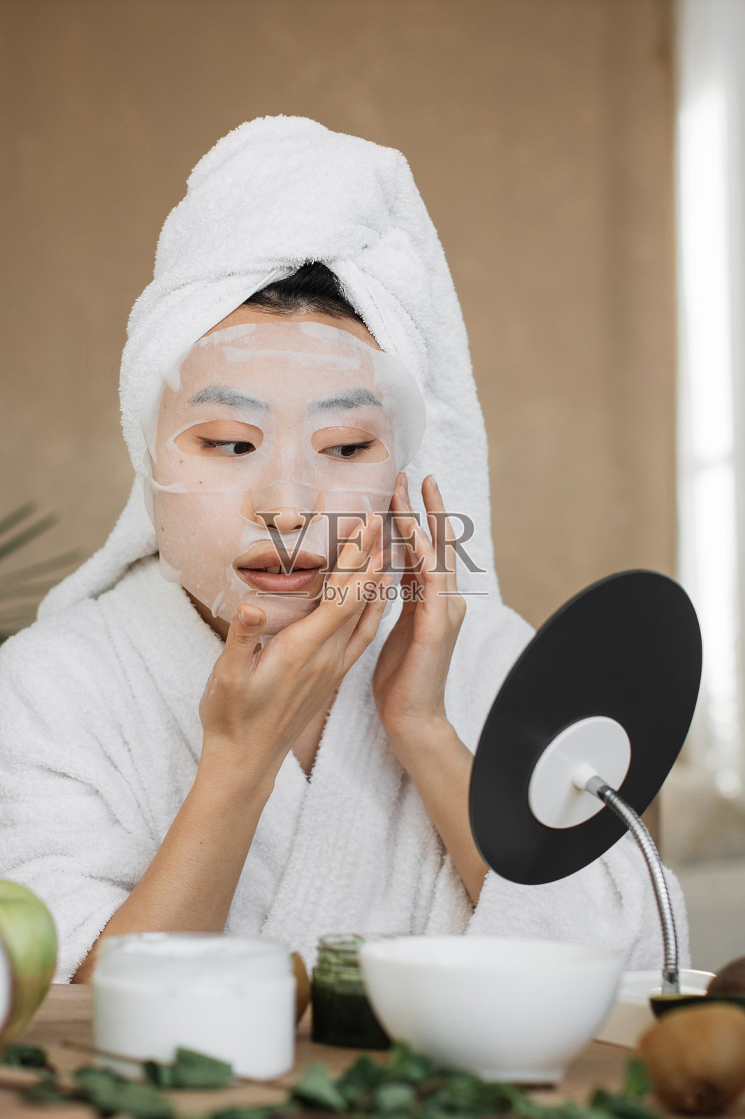 女子敷面膜照片摄影图片