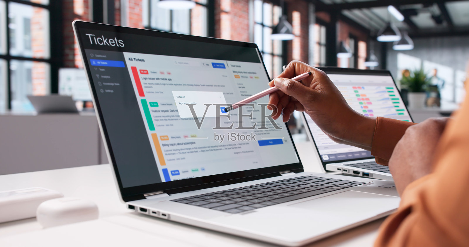 非裔美国女性专业人士正在监控支持工单照片摄影图片