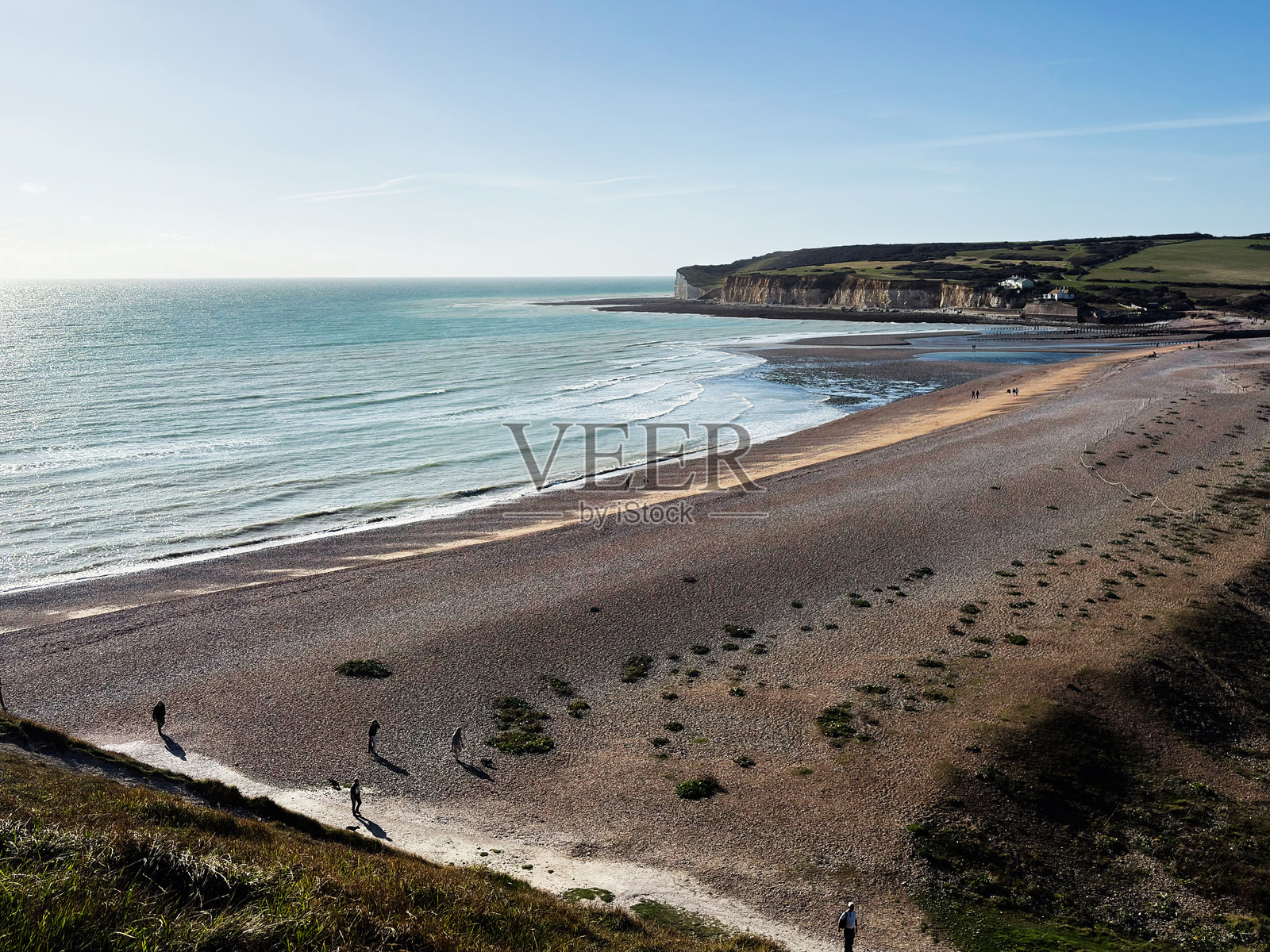 英格兰东萨塞克斯郡七姐妹崖宁静的海滨风光,沙滩上有游客照片摄影图片