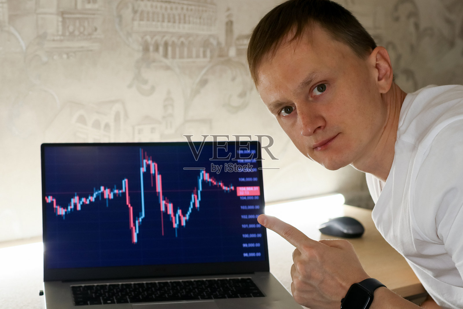 男子在交易屏幕上指示注意崩溃点照片摄影图片