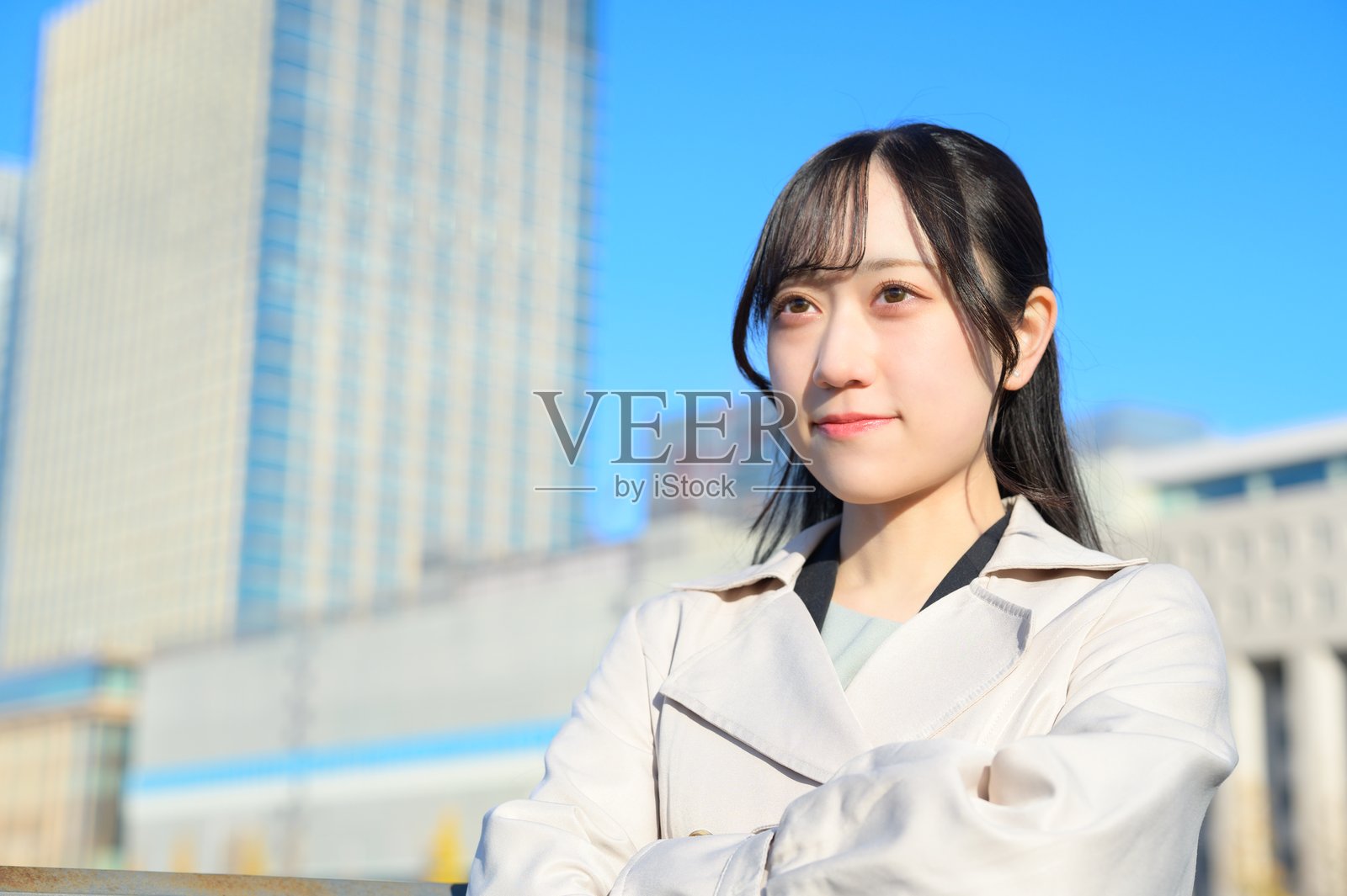 一位女商人在办公区凝视蓝天照片摄影图片