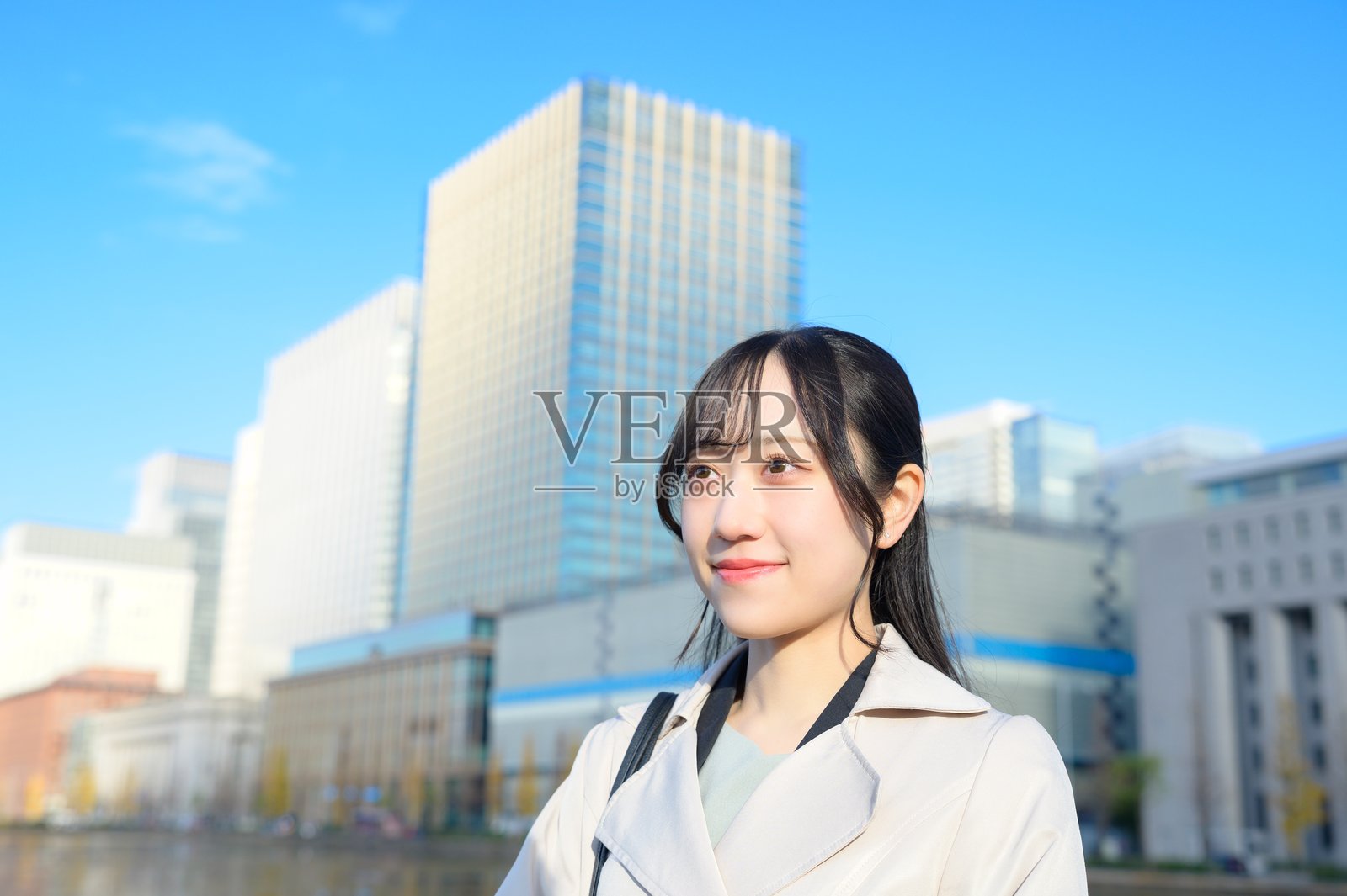 一位女商人站在办公区望着蓝天照片摄影图片