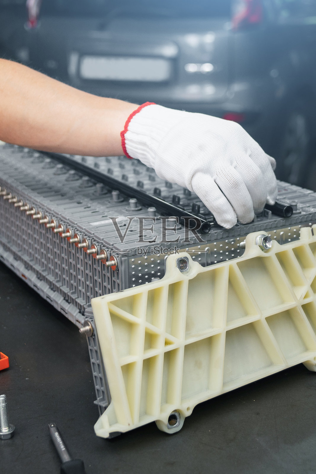 维修人员正在修理混合动力汽车的电池组照片摄影图片