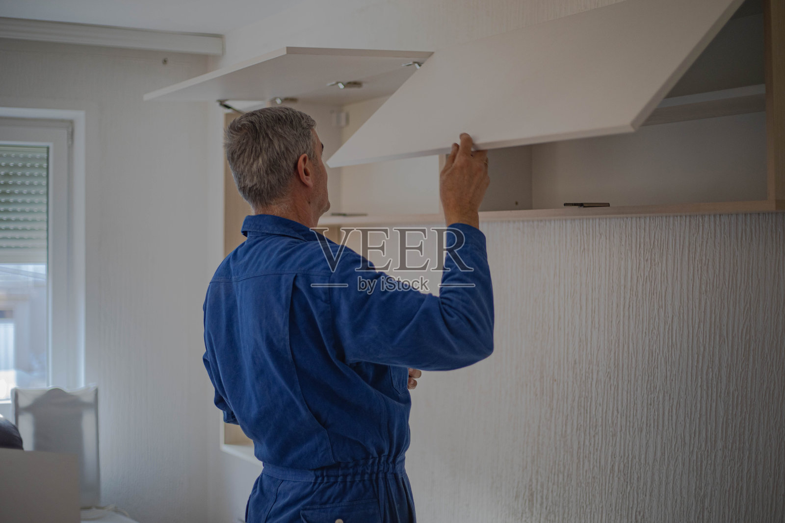 公寓翻新,木工组装新家具照片摄影图片