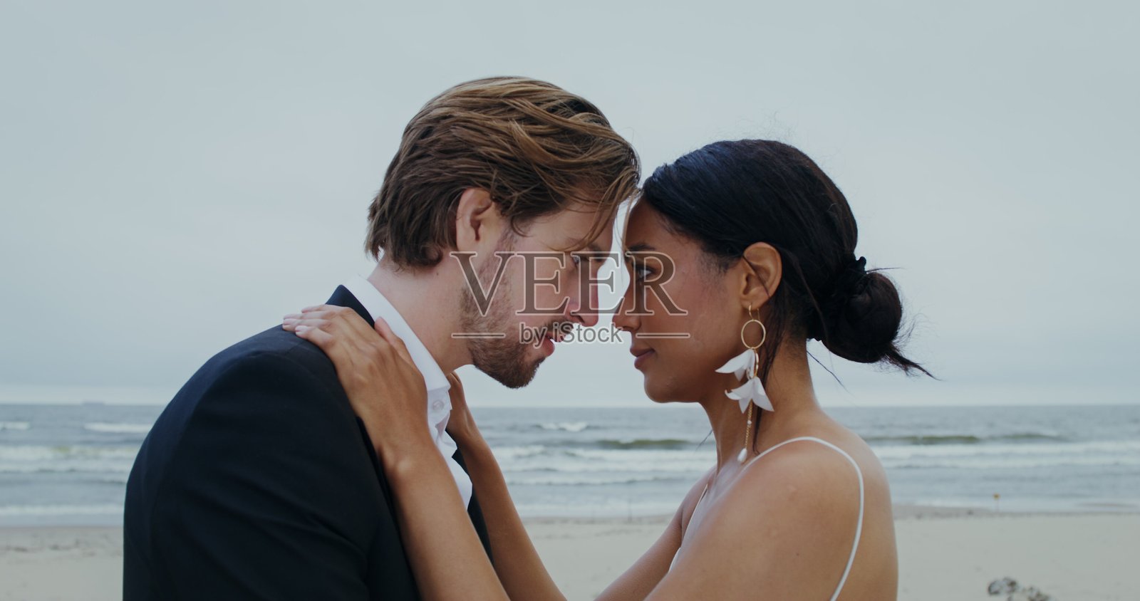 新郎新娘在婚礼上深情拥吻照片摄影图片