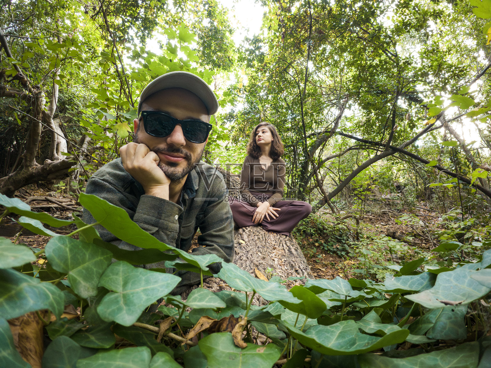 两位在母亲大自然的怀抱中找到了宁静照片摄影图片