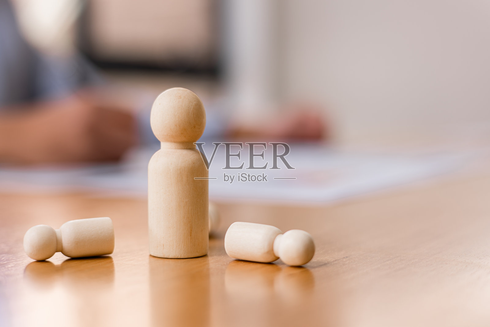 团队领导者,木制人偶带领团队,木块上有商业图标,商业策略与增长成功流程,领导力概念。照片摄影图片