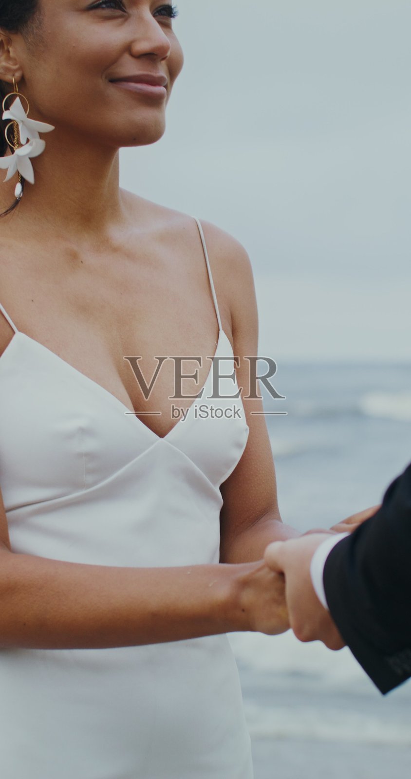 新郎新娘深情对视 - 婚礼照片摄影图片