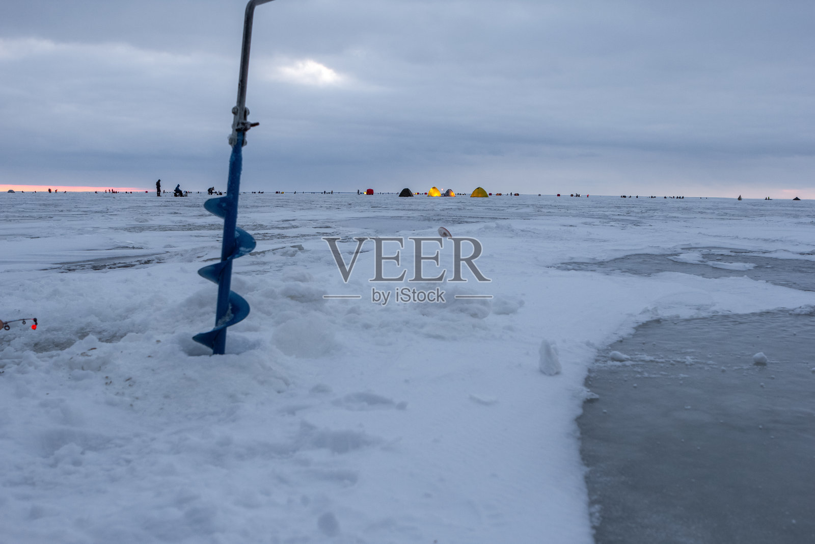 在立陶宛库尔斯沙嘴泻湖进行冰上捕捞小银鱼照片摄影图片