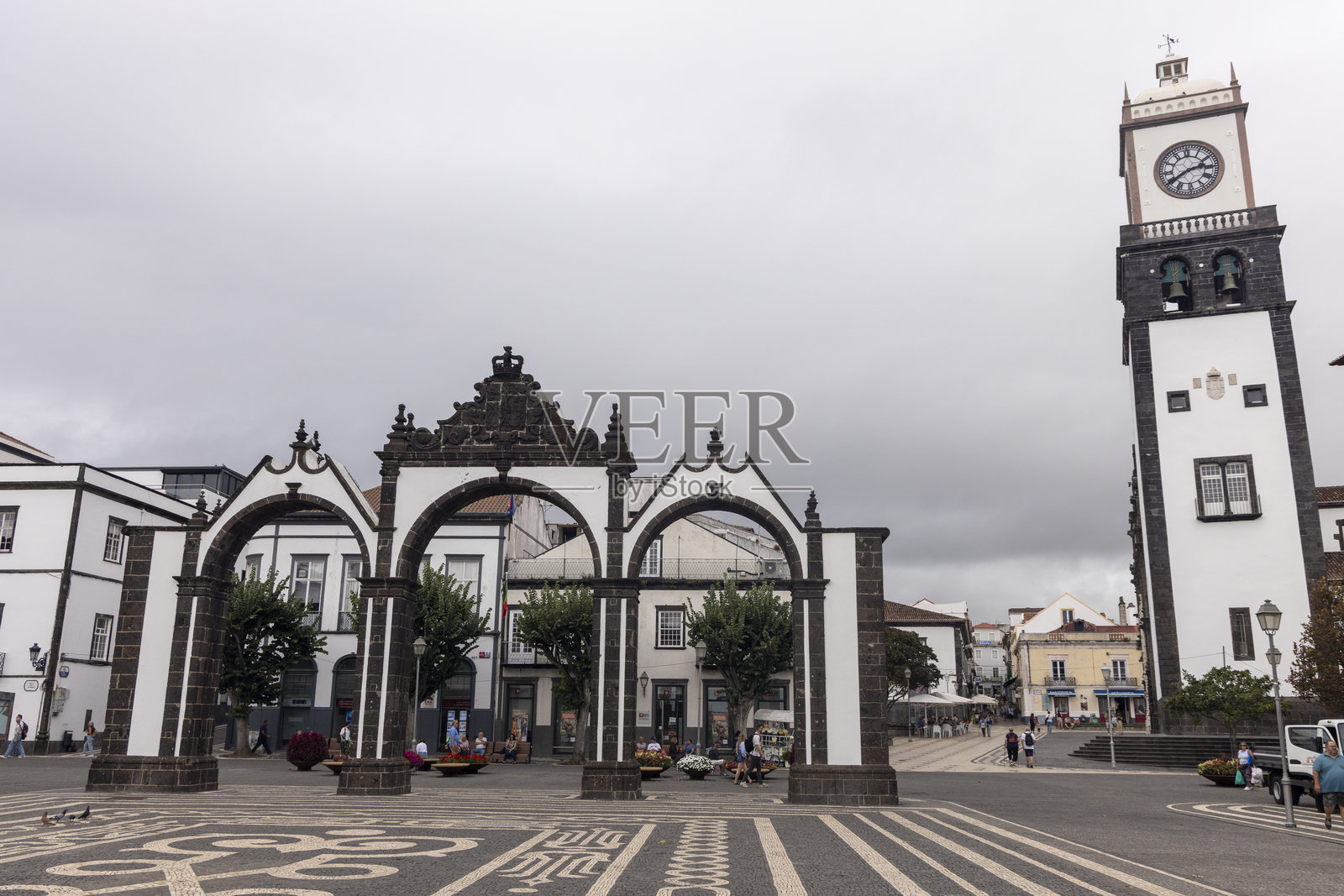 一座建筑前有一座带有钟表的钟楼照片摄影图片