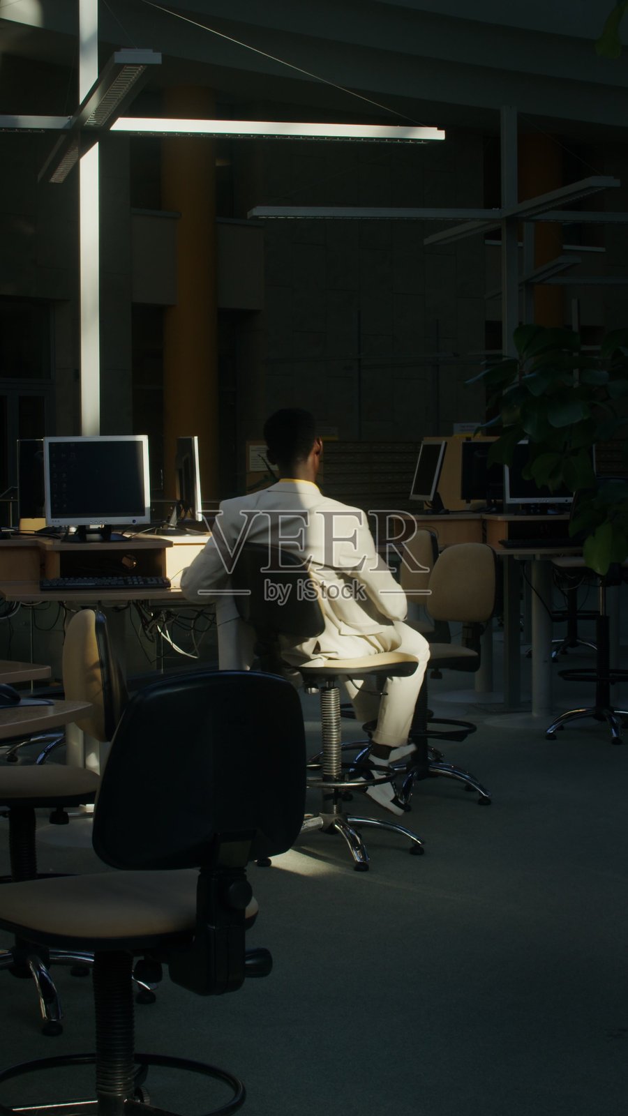 男子在电脑椅上旋转照片摄影图片