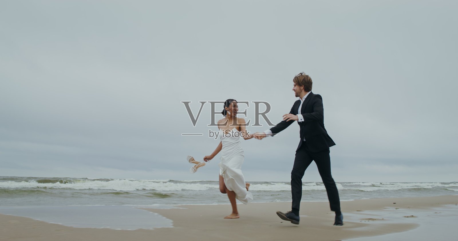 新郎新娘手牵手奔跑 - 婚礼照片摄影图片