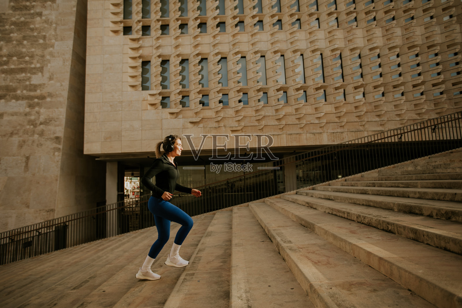 白天,一名女子在马耳他楼梯上锻炼照片摄影图片