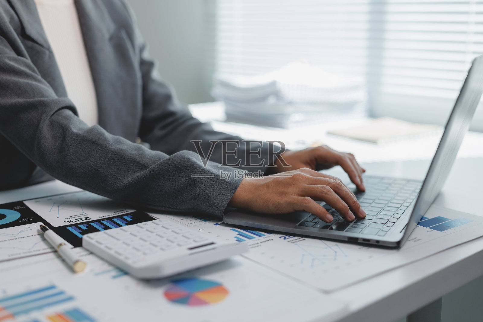 女商人在笔记本电脑上打字分析财务数据照片摄影图片